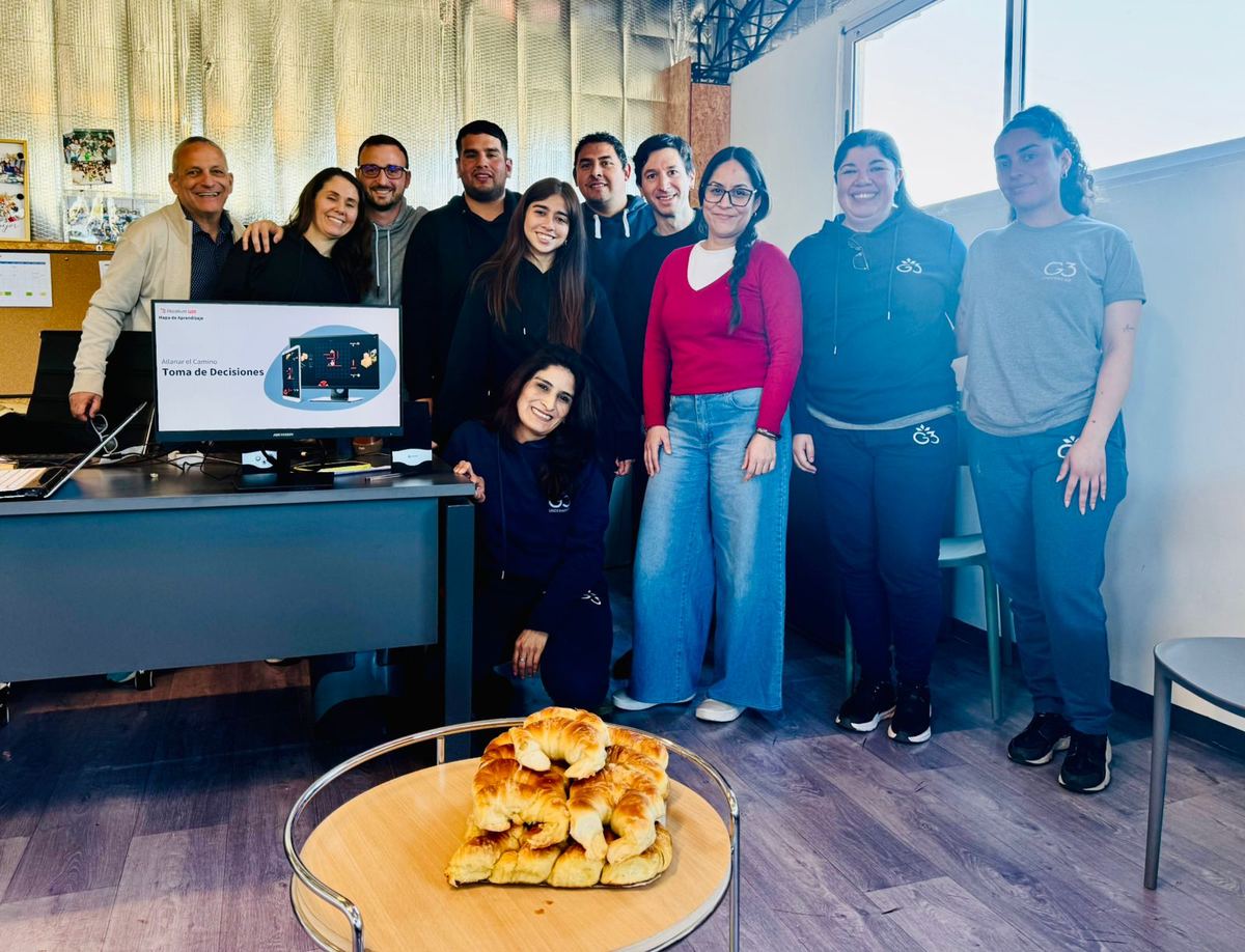 El equipo posando en la oficina después de la actividad.
