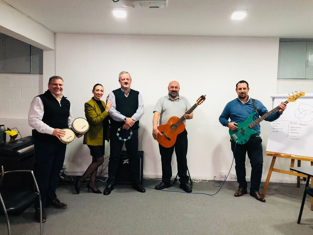 Un grupo posando con instrumentos en la mano.