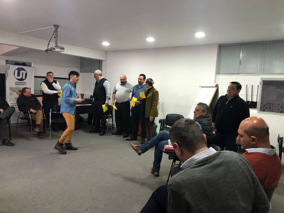 La actividad en curso, con gente sentada alrededor.